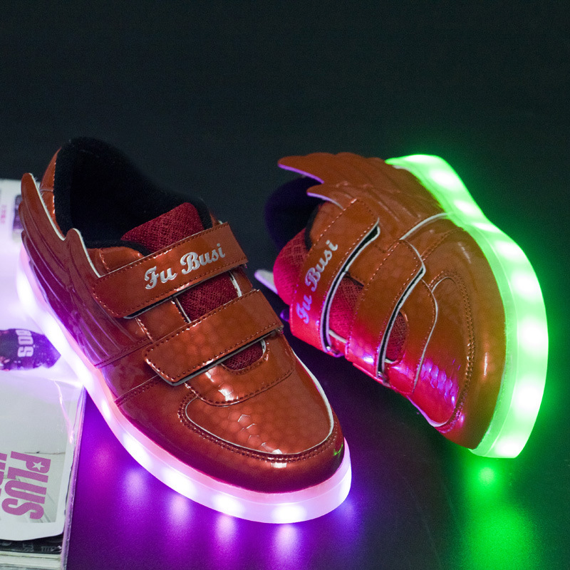 新款童鞋USB充電七彩led燈發光兒童時尚板鞋七彩翅膀燈鞋男女童鞋批發・進口・工廠・代買・代購