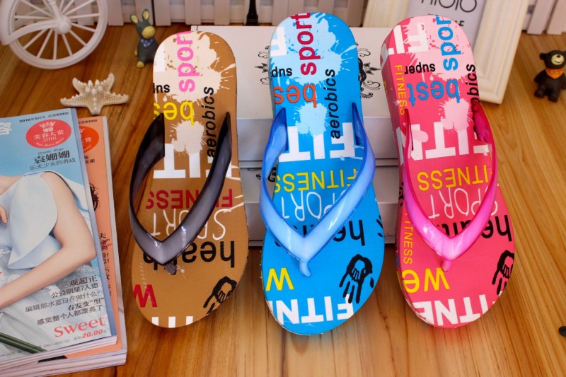 夏季新款休閒時尚涼拖鞋批發 創意多色字母沙灘女士坡跟人字拖批發・進口・工廠・代買・代購